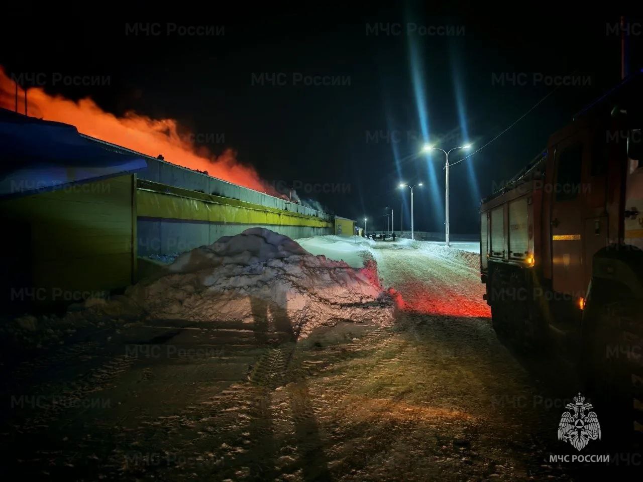 МЧС: в цехе птицефабрики Чувашии тушат пожар на 2,1 тысячи "квадратов"