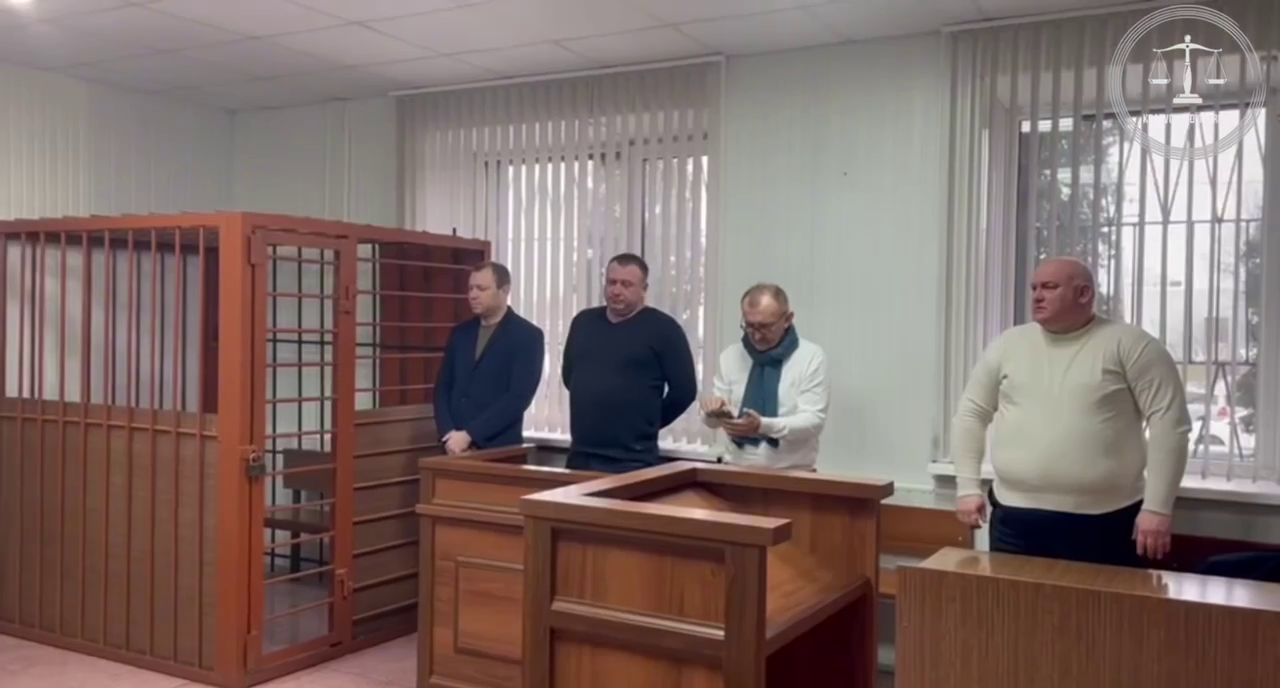 Подполковника и майора полиции уволили за взятку удобрениями на Кубани