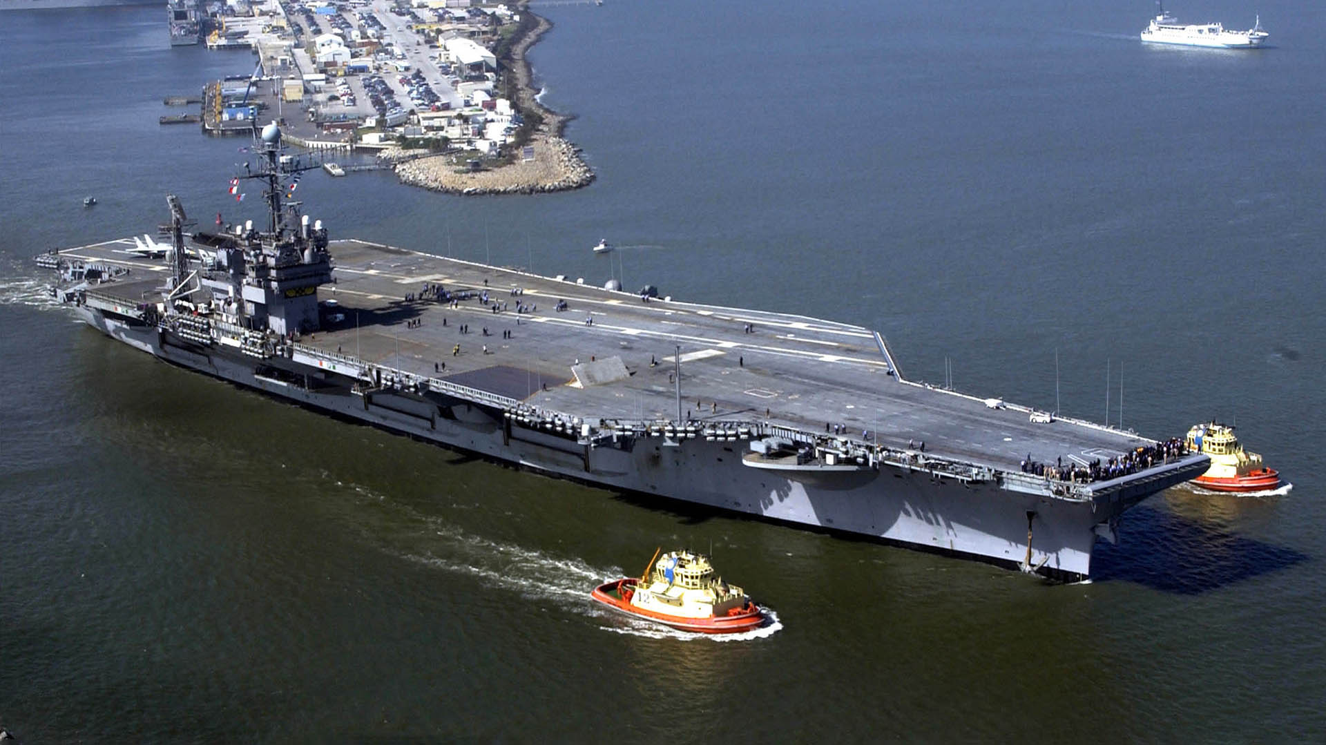 Новейший авианосец USS John F. Kennedy вышел море на ходовые испытания
