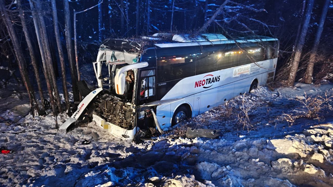 Автобус врезался в большегруз в Якутии, есть пострадавший