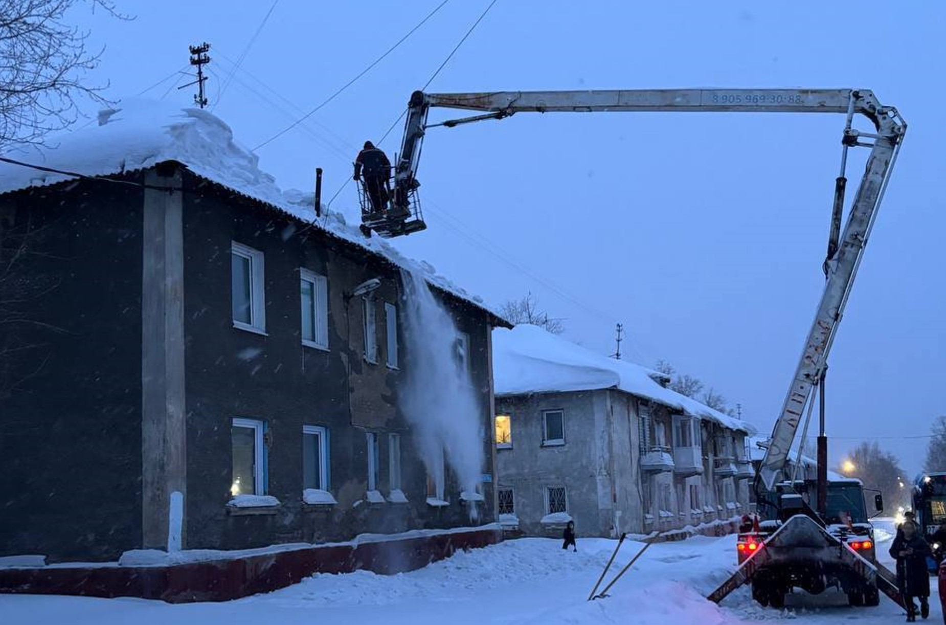 Снег повредил крышу 12-квартирного дома в Кемерове