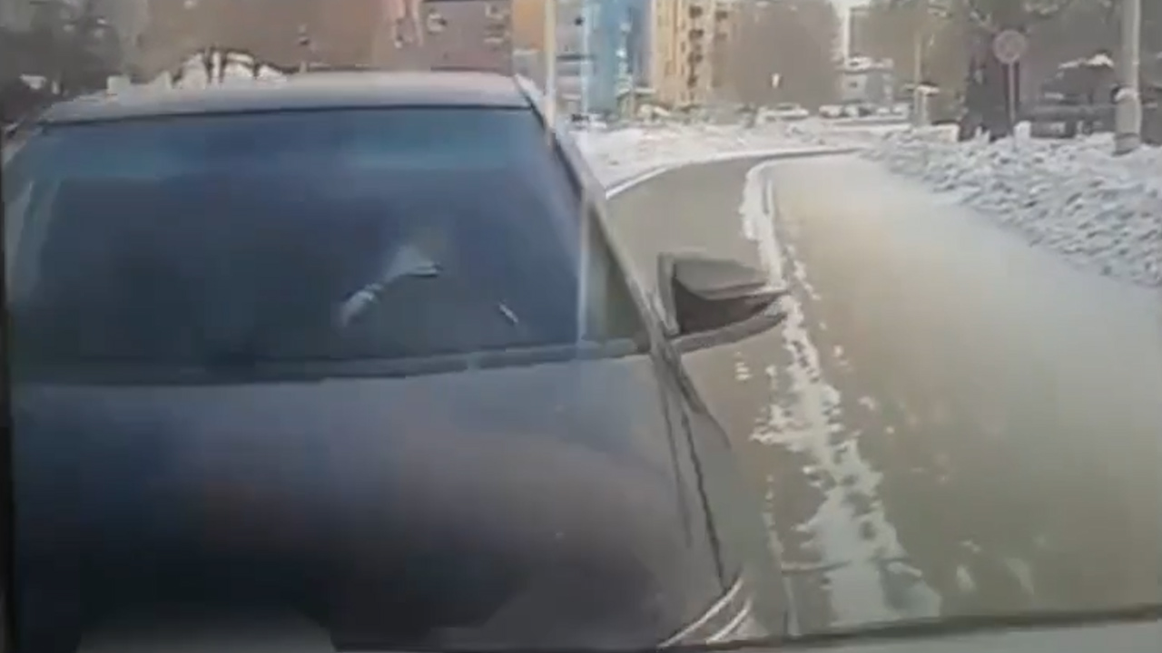 На видео попало ДТП, которое устроил в Кызыле 6-летний мальчик на папиной машине