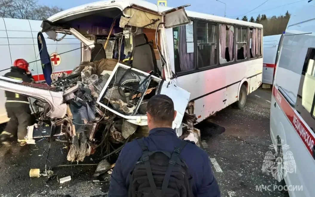 В ДТП с автобусом в Ленобласти один человек погиб и 10 пострадали