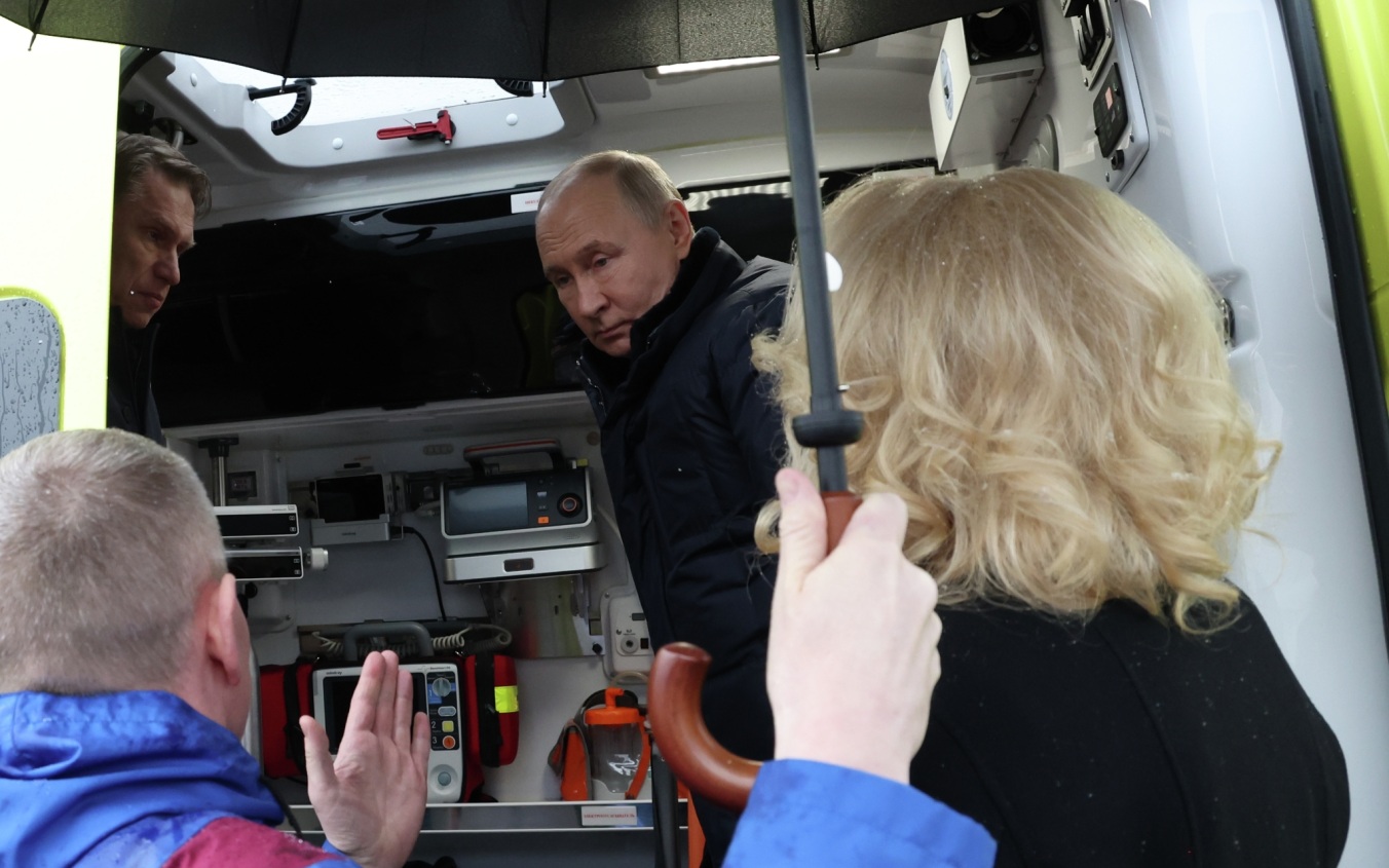 Путин осмотрел реанимобиль в Центре медицины катастроф