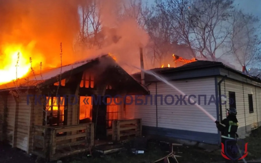 Пожар в Красногорске: огонь может распространиться на соседние строения