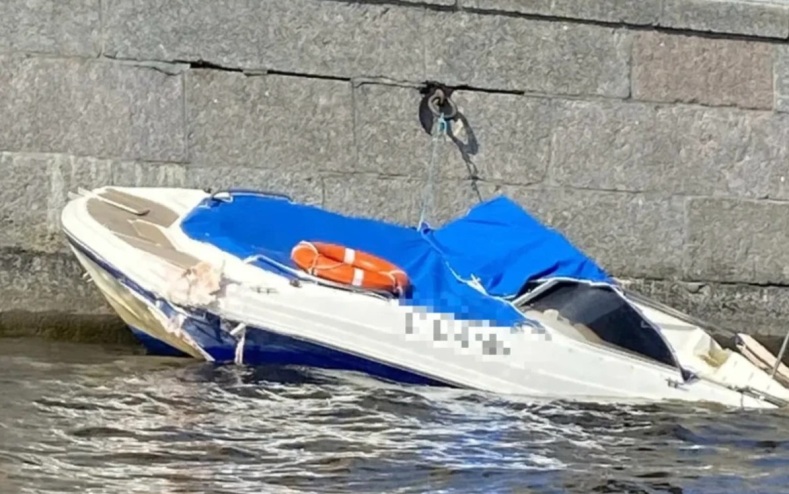 Полиция нашла водителя катера, врезавшегося в опору моста в Петербурге