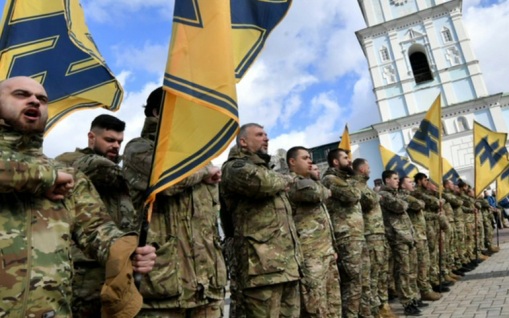 "Азовцы" пытались заставить артистов театра в Мариуполе петь песни о Бандере