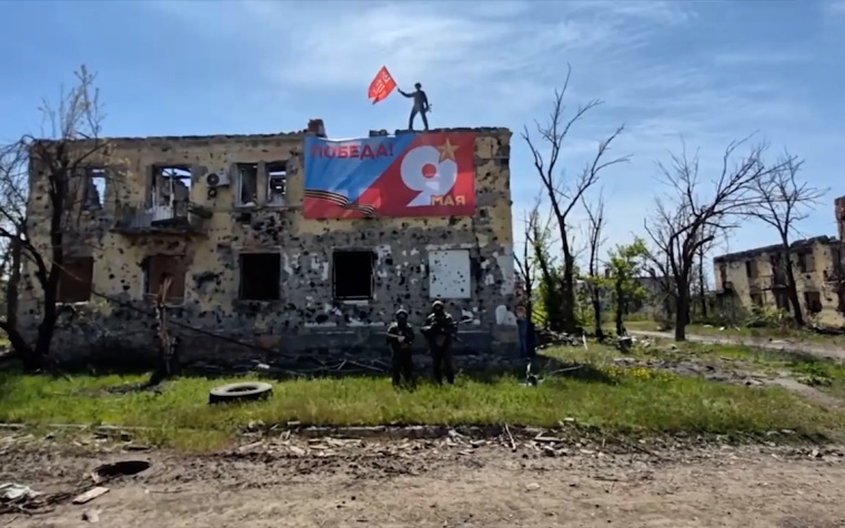 Бойцы "Центра" и "Юга" подняли копии Знамени Победы над ДНР