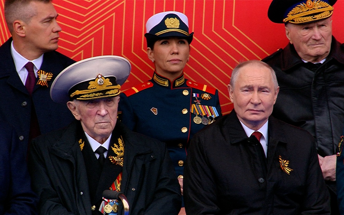 Стало известно имя женщины, сидевшей за Путиным на параде Победы