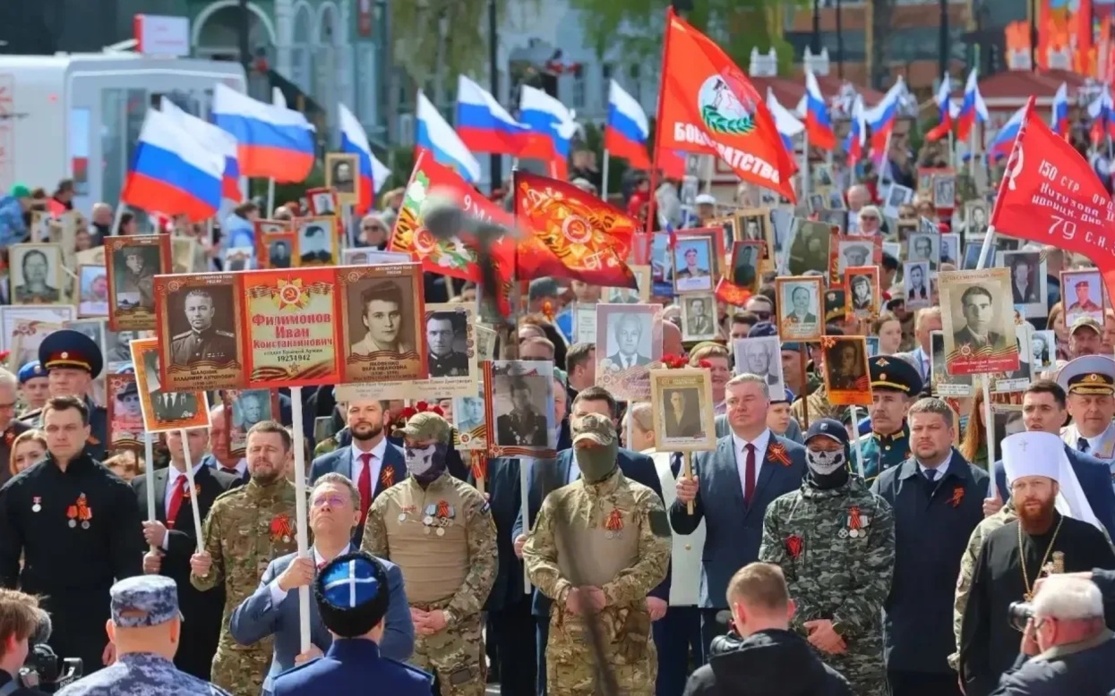 Жители Вологды, бойцы СВО и губернатор прошли в колонне "Бессмертного полка"