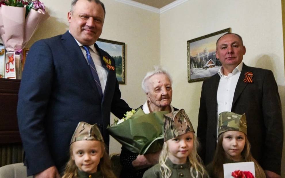 В ДНР для 102-летнего ветерана ВОВ Анны Антоненко организовали парад у ее дома