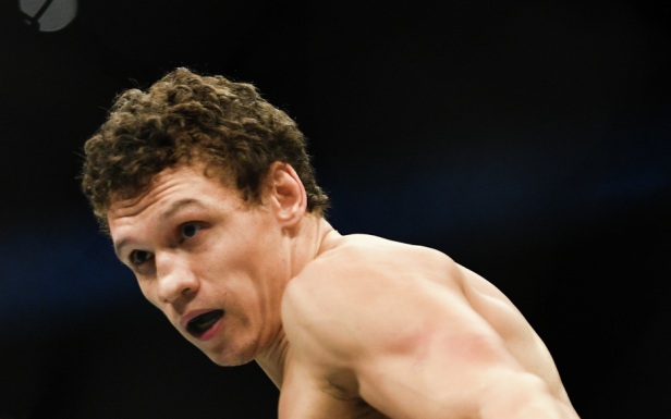 Российский боец Копылов перекрестился после победы на турнире UFC 328