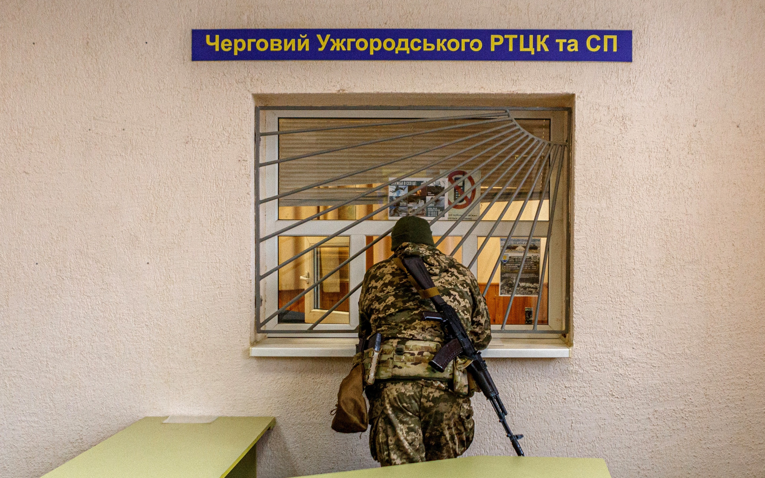 Украинские военкомы открыли огонь по цыганам при штурме ТЦК