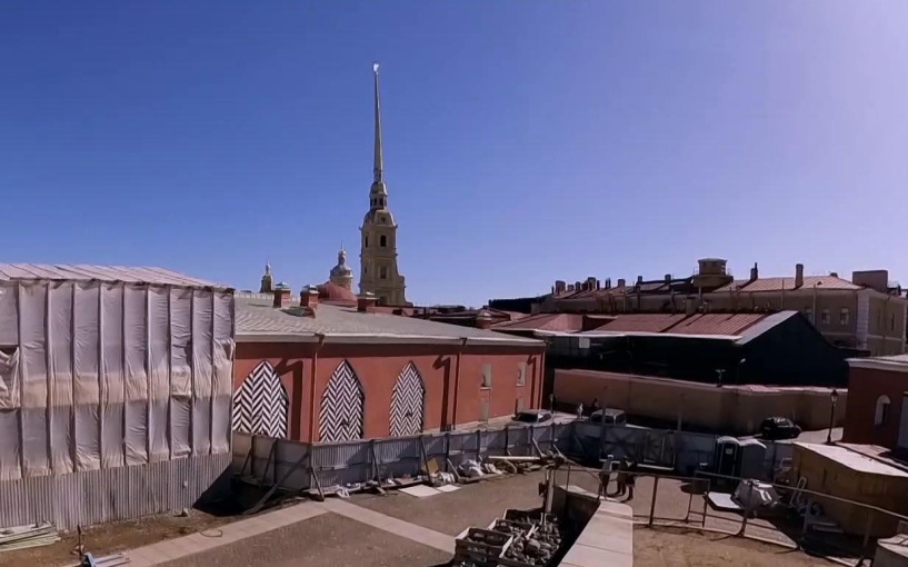 Прогулочный вертолет сдул детскую коляску в пролив в Петербурге