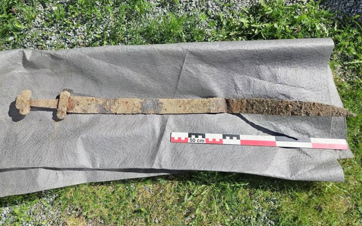 Норвежский школьник нашел на экскурсии 1300-летний меч викингов