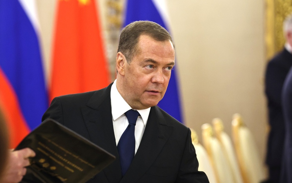 Медведев поздравил западных "друзей" России с испытанием "Сармата"
