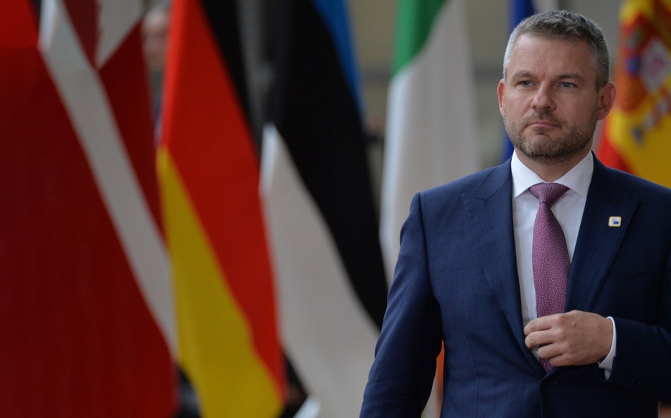 Пеллегрини заявил, что Словакия нарастит поставки боеприпасов Украине