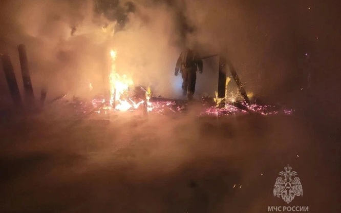 Два человека погибли в результате пожара в доме в Красноярском крае