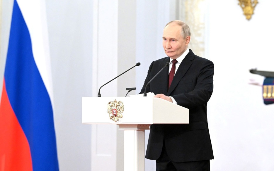 Китайцы на Экспо в Харбине активно раскупают свитшоты с цитатами Путина