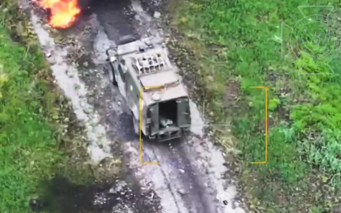 В Сумской области российский дрон уничтожил ББМ Land Rover Snatch