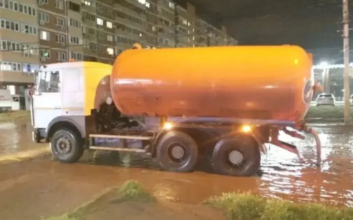 Центр Краснодара подтоплен после ливня, коммунальщики откачивают воду