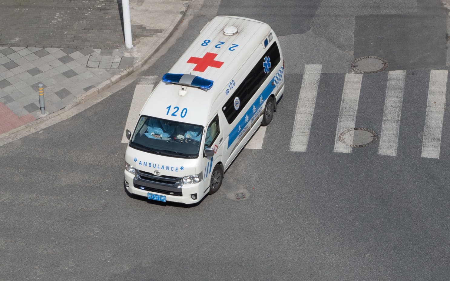 В Китае молодой врач умер на похоронах знакомого, пока нес его гроб