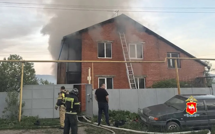 На Южном Урале полицейский спас семью из 5 человек на пожаре