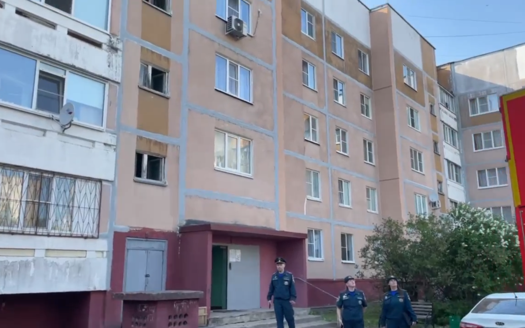 Осколки БПЛА рухнули на крышу пятиэтажки в тверской Удомле