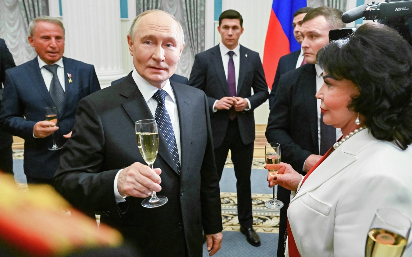 Путин после вручения госнаград пообщался с участниками церемонии
