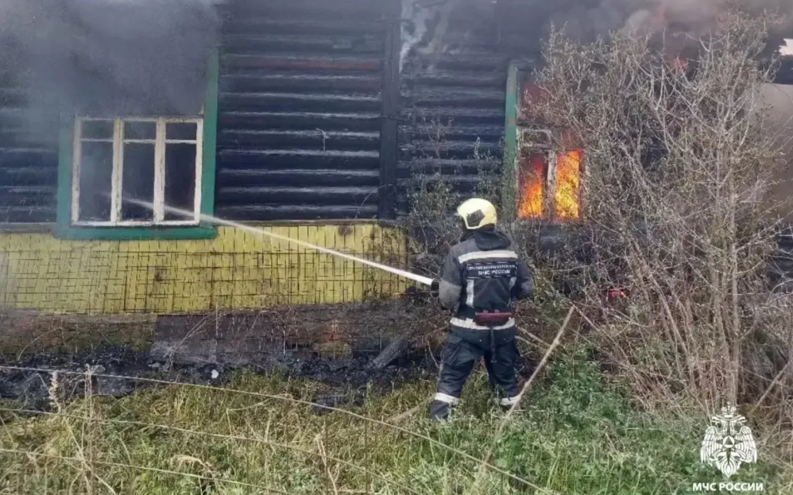 Двое погибших найдены в сгоревшем доме в Тверской области