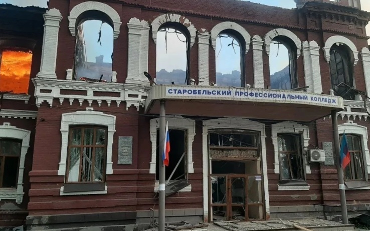 После атаки ВСУ 18 человек могут быть под завалами общежития вуза в ЛНР