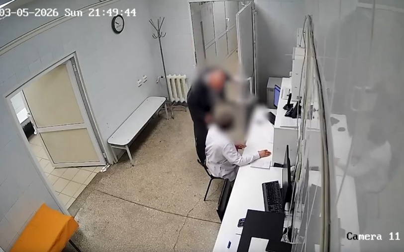 В Орске муж поступившей в больницу с побоями пациентки ударил по лицу медсестру