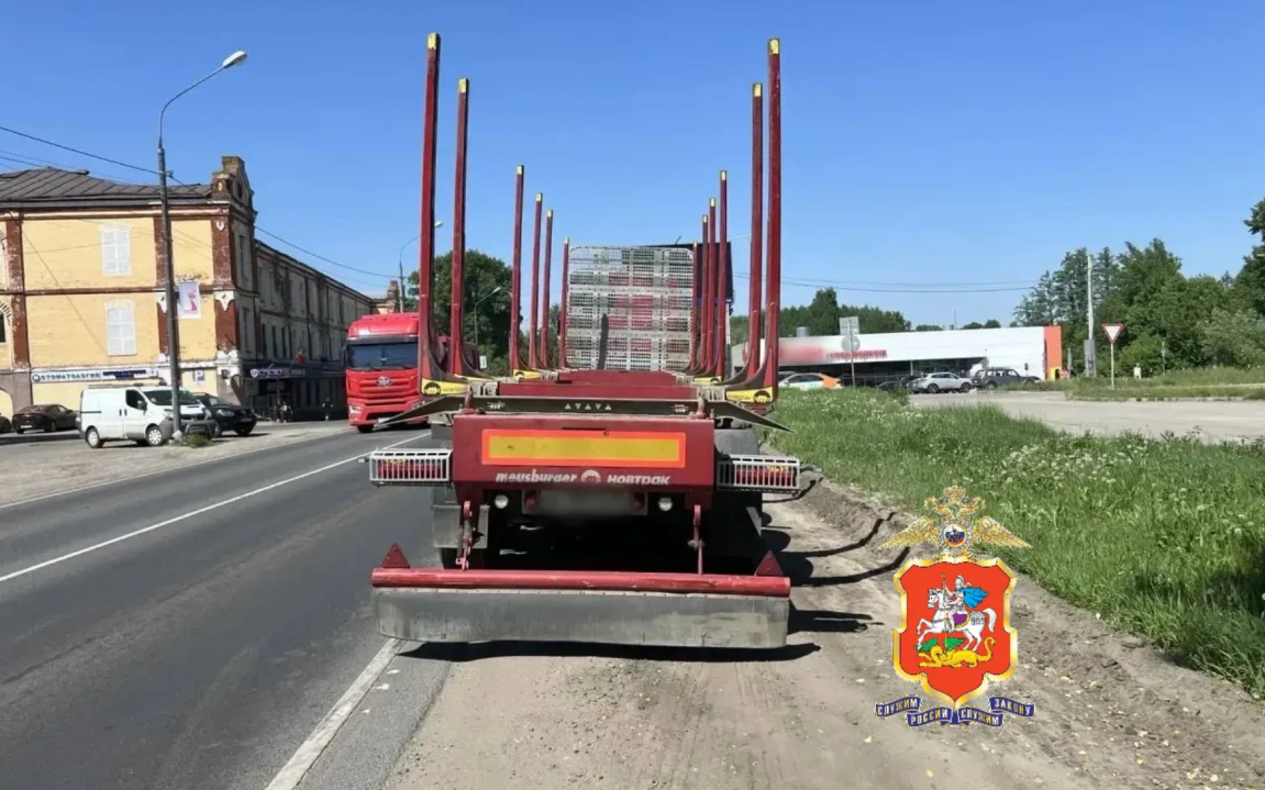 В Подмосковье водитель мопеда погиб, обгоняя грузовик по обочине