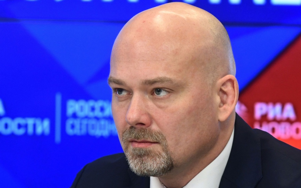 65 рублей за доллар: эксперт объяснил, почему дешевеет валюта