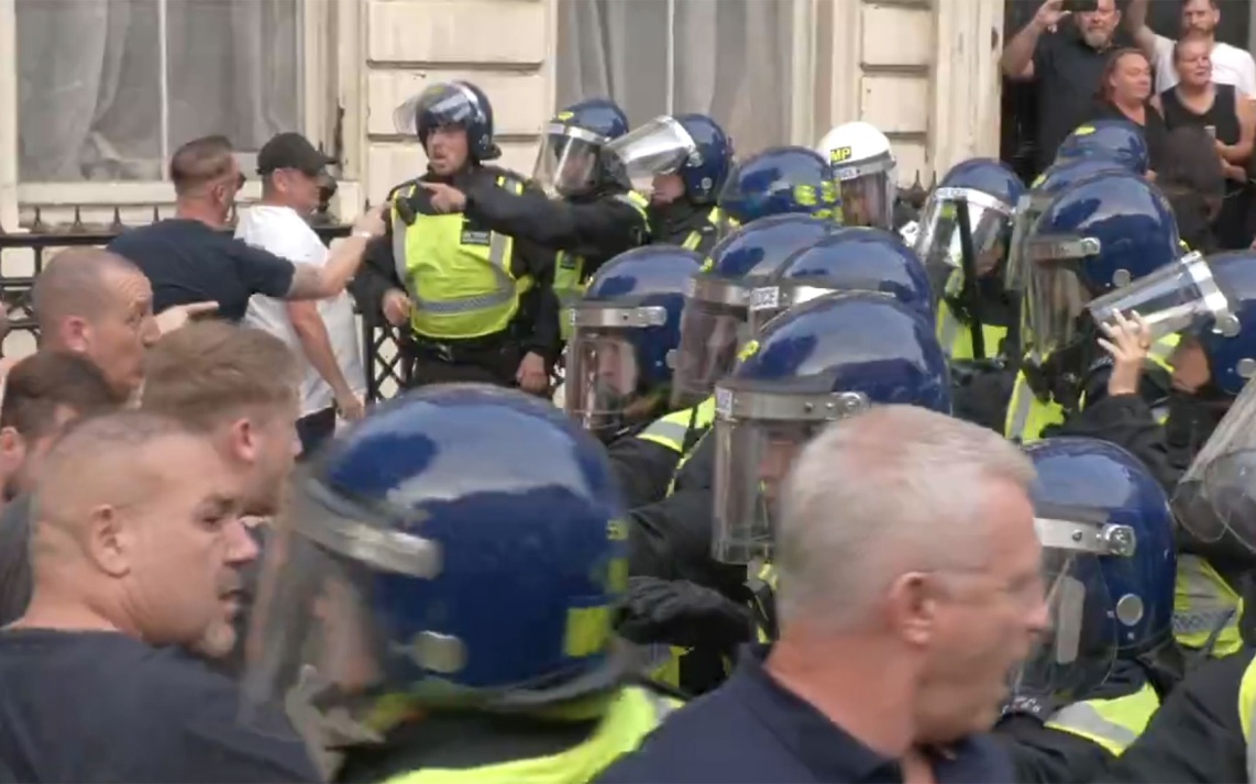 В центре Белграда произошли столкновения протестующих с полицией