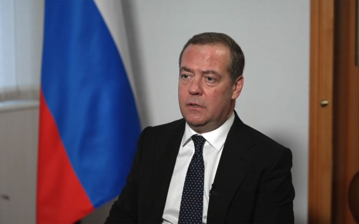 Медведев призвал "бить еще сильнее" в ответ на теракт ВСУ в Старобельске