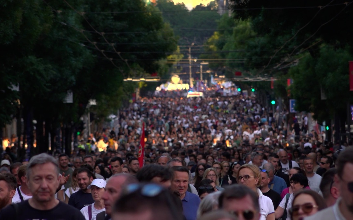 ИС "Вести" показала кадры массового антиправительственного митинга в Белграде