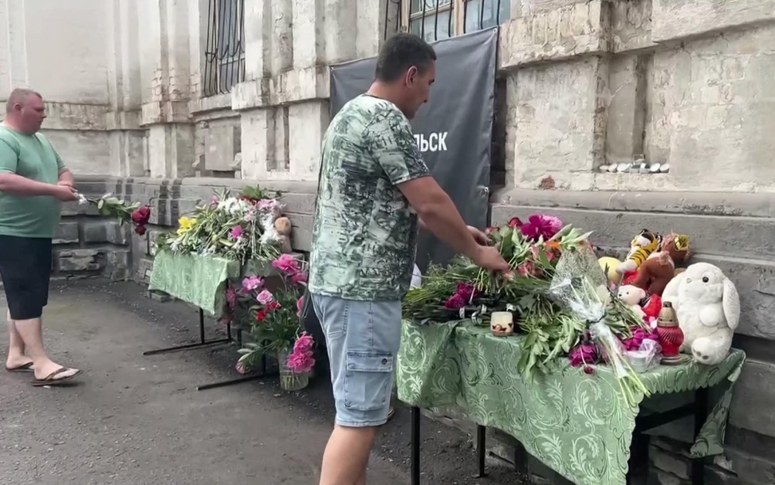 В Старобельске появился стихийный мемориал рядом с атакованным ВСУ колледжем