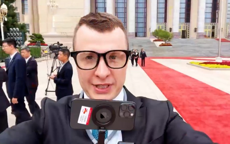 Орешкин в шутку упрекнул Зарубина, что тот "обвешался" американской техникой