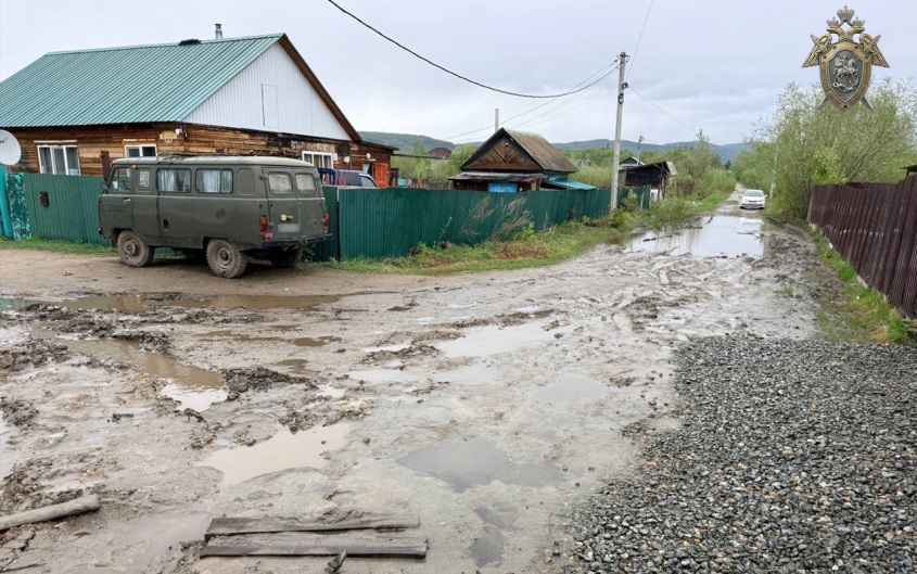 В амурской Зее ребенка засосало в грязь по пояс перед жилым домом