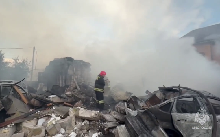 Пожар охватил частный жилой дом в Липецке, здание частично обрушилось из-за огня