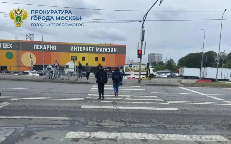 В Москве автомобиль каршеринга сбил женщину и 11-летнего мальчика на переходе