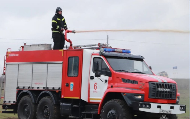 Автобус и грузовик вспыхнули на стоянке в Подольске