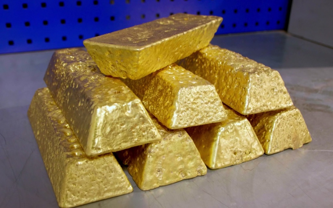 Стоимость золота опустилась ниже 4,4 тыс. долларов впервые с 27 марта