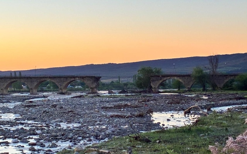 В Дагестане паводок частично разрушил исторический 17-арочный мост