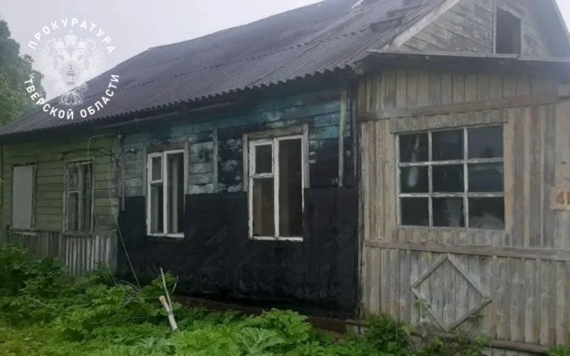 Тела трех мужчин нашли на месте пожара в доме в Тверской области