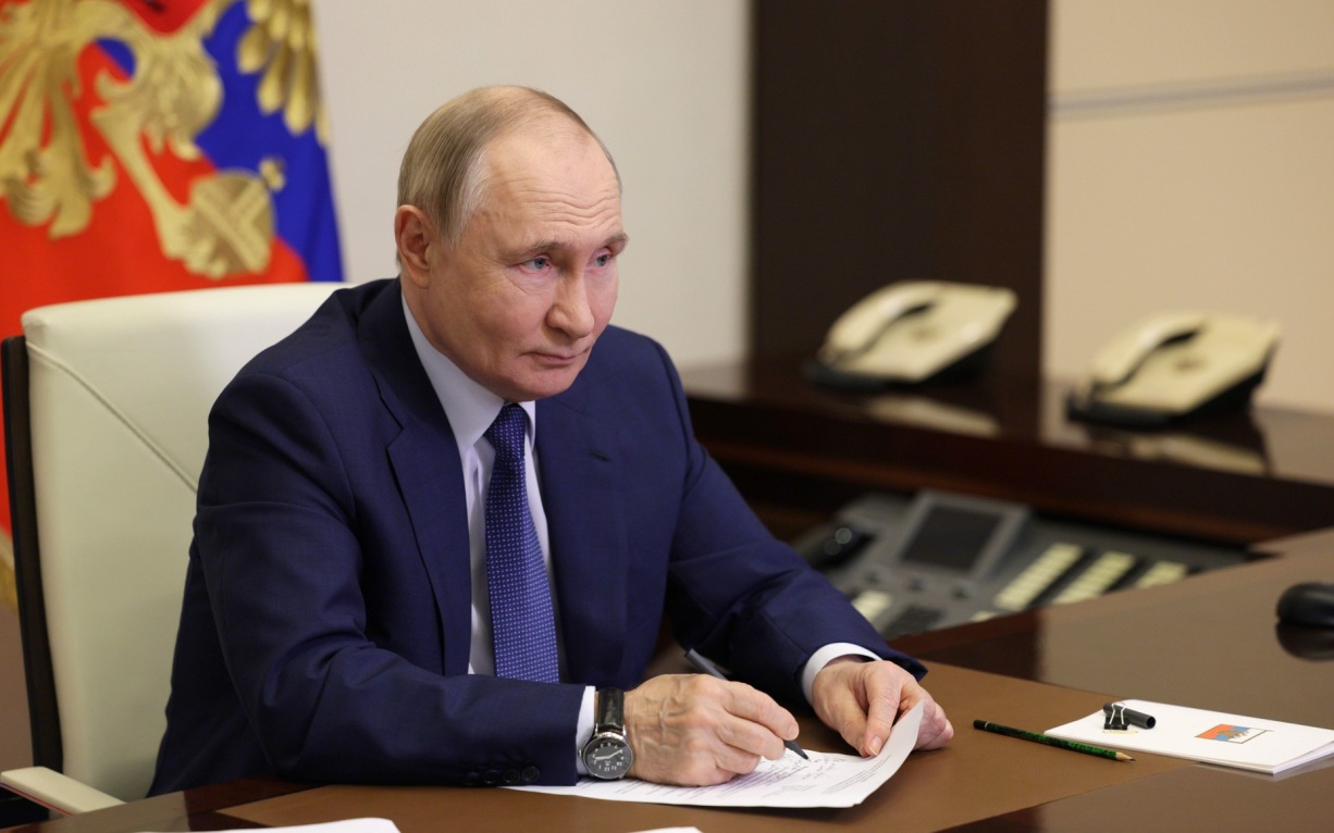 Летчик из Казахстана показал видео сопровождения самолета Путина