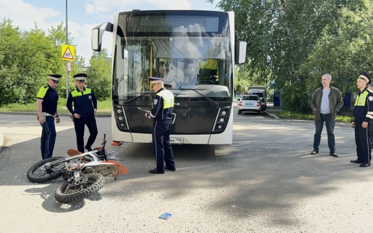 В Нижнем Тагиле питбайк с подростками столкнулся с автобусом