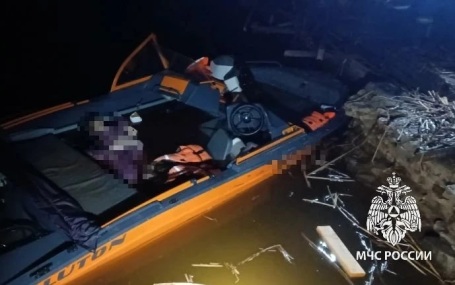 В Татарстане лодка врезалась в бетонный пирс, один человек погиб и 4 пострадали