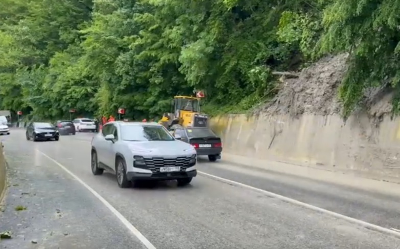 Движение на трассе в Сочи, где сошел сель, полностью восстановлено